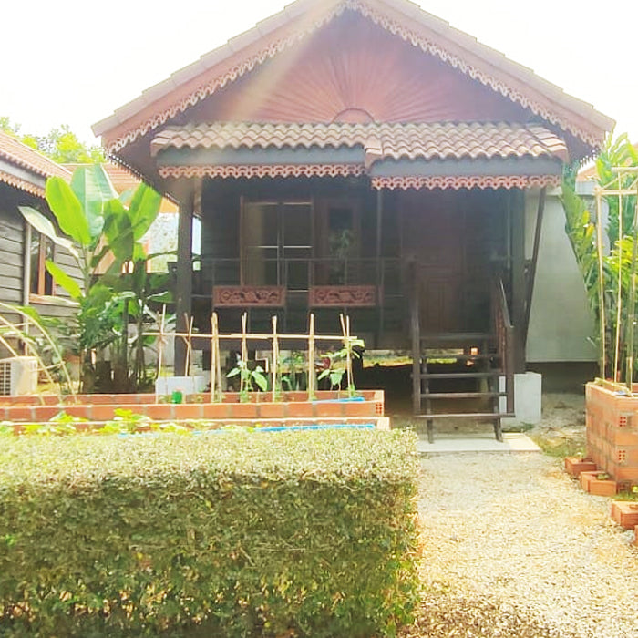 Bungalow Nr. 3 mit Doppelbett im traditionellen laotischen Stil mit Frühstück