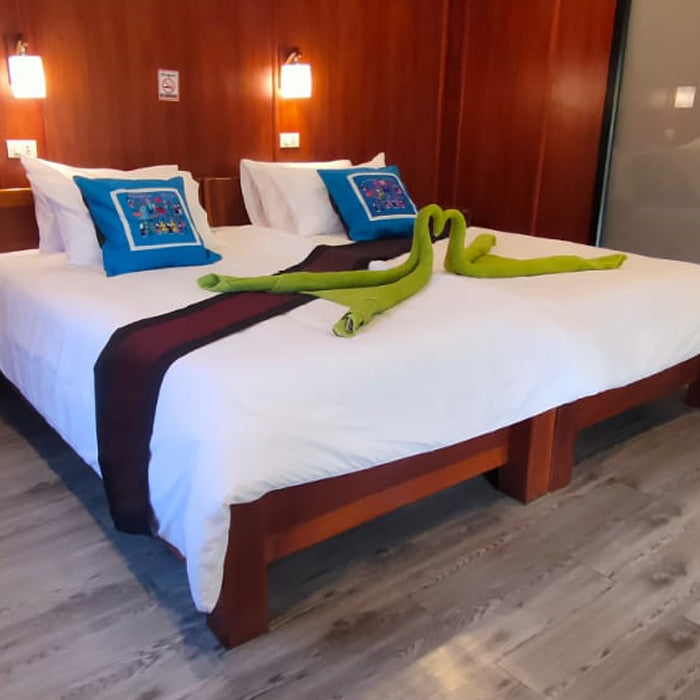 Bungalow Nr. 3 mit Doppelbett im traditionellen laotischen Stil mit Frühstück