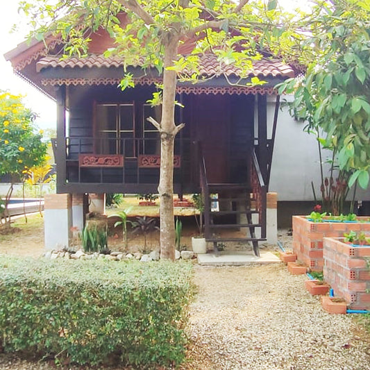 Bungalow avec lit double n° 1 de style traditionnel laotien avec petit-déjeuner