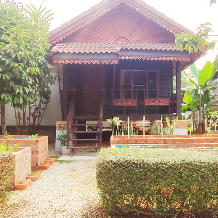 Bungalow Nr. 2 mit zwei Einzelbetten im traditionellen laotischen Stil mit Frühstück