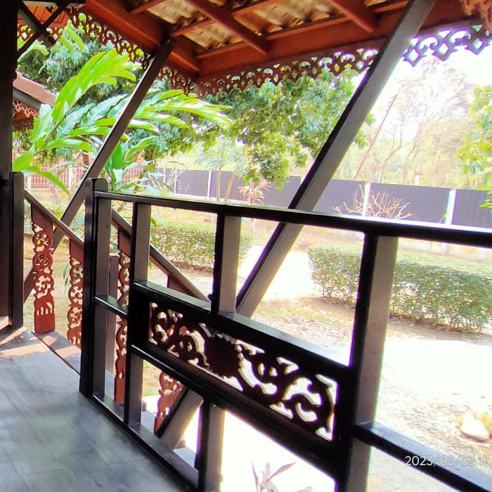 Twin Bed Bungalow No 4 Traditional Lao Style with breakfast