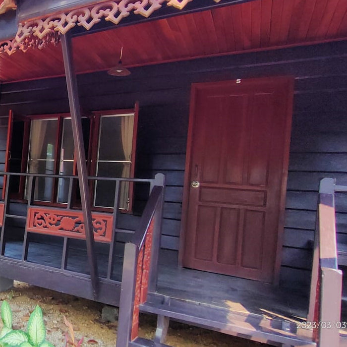 Bungalow Nr. 5 mit Doppelbett im traditionellen laotischen Stil mit Frühstück