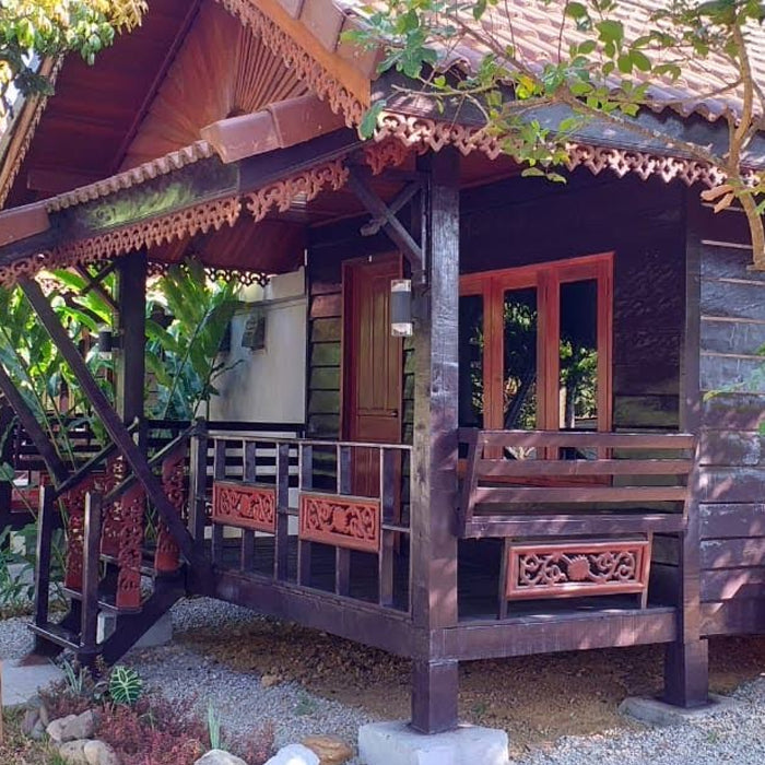 Bungalow Nr. 5 mit Doppelbett im traditionellen laotischen Stil mit Frühstück