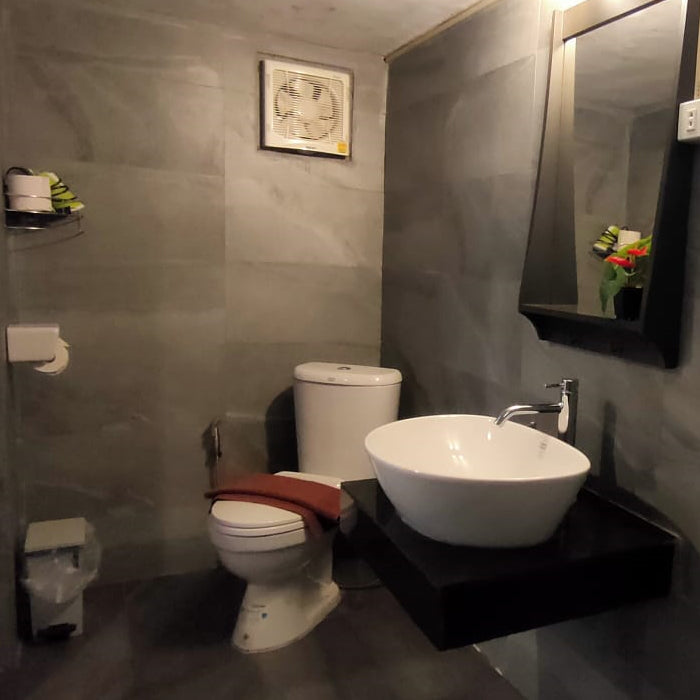 Bungalow Nr. 5 mit Doppelbett im traditionellen laotischen Stil mit Frühstück